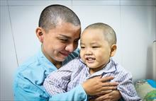 Người mẹ Quảng Nam cạo đầu để cùng con chiến đấu với ung thư